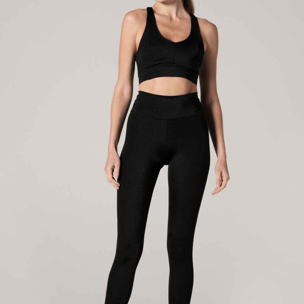 Sleek Black Sports Bra with Stretchy Fabric - Picture 3 of 5